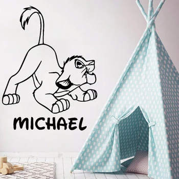 Lion King Wall Sticker Brugerdefineret Navn Simba Decal Søde Babys Værelse Dekoration Kids Soveværelse Personlig Tegnefilm Indretning Aftagelig