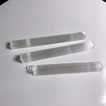 3pcs Uregelmæssige Selenite Crystal Stick Wand Polering Krystal Sten Reiki Healing Energi Tilført Sten Bakke Piedestal