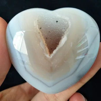 En Naturlig sten og krystaller cristal hjertet agat krystal klynge hjem indretning palm sten er meget smuk